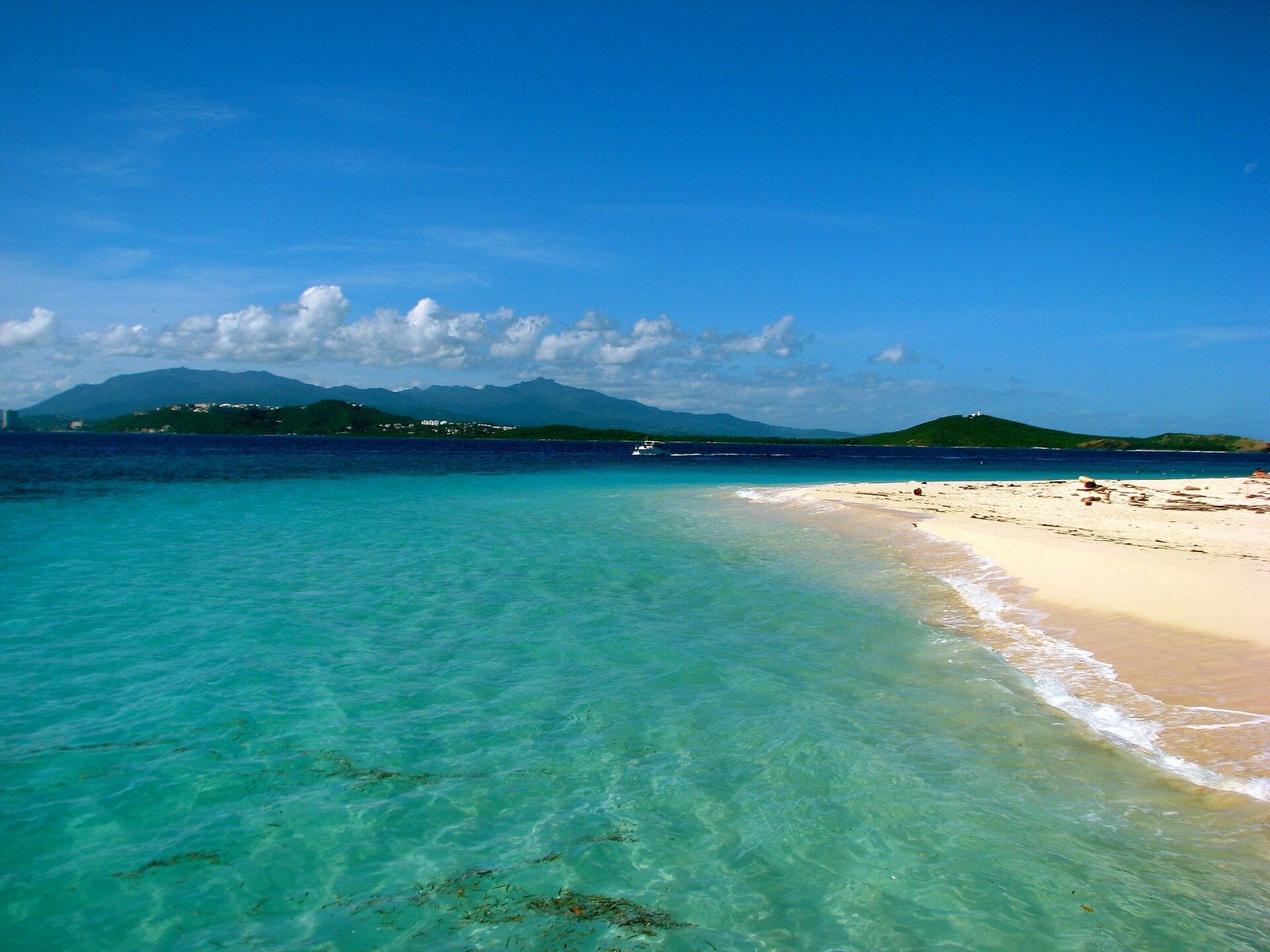 Clear turquoise water and white sand at Cayo Icacos