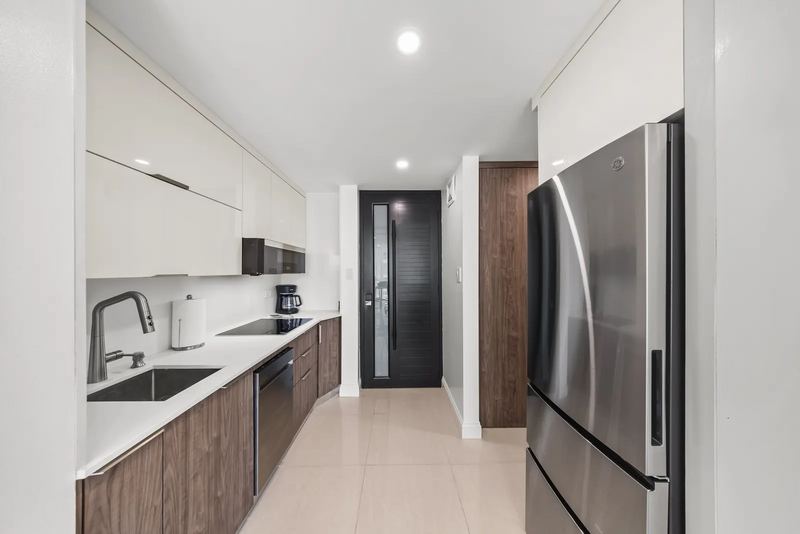 Maréa kitchen with full-size appliances