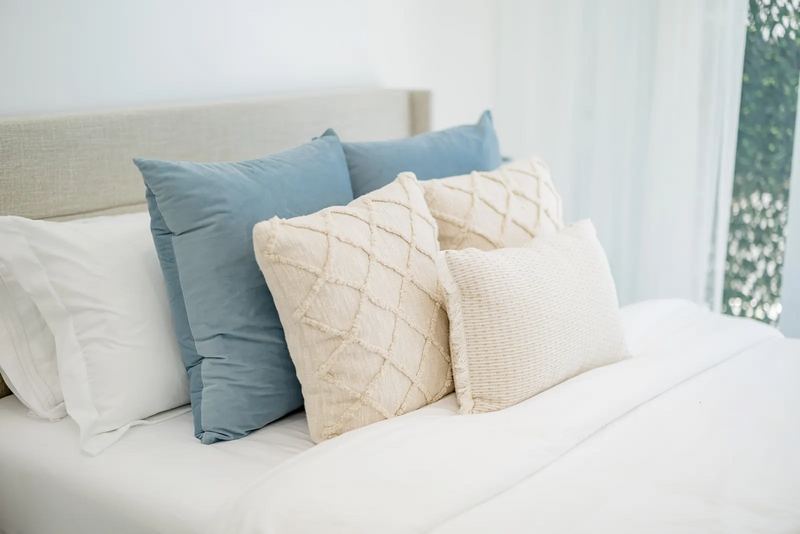 Maréa bed with blue and cream pillows