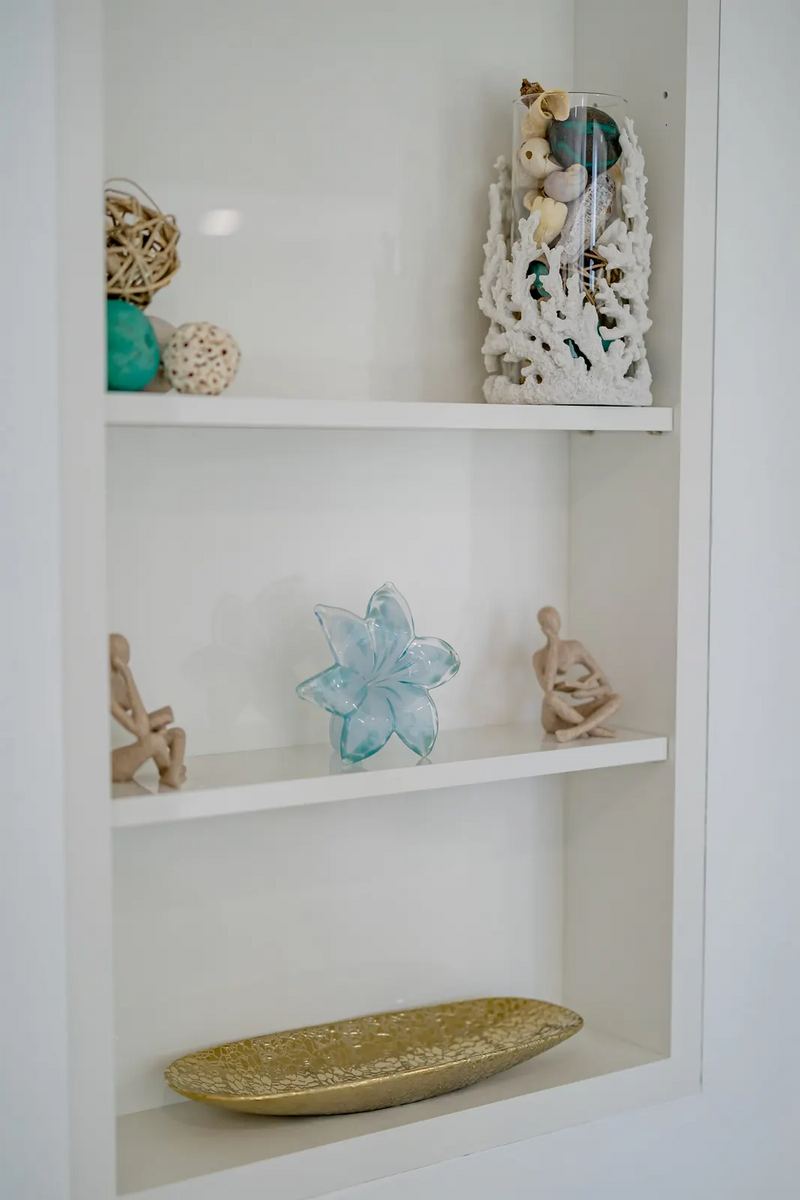 Maréa decorative shelving with coastal accents