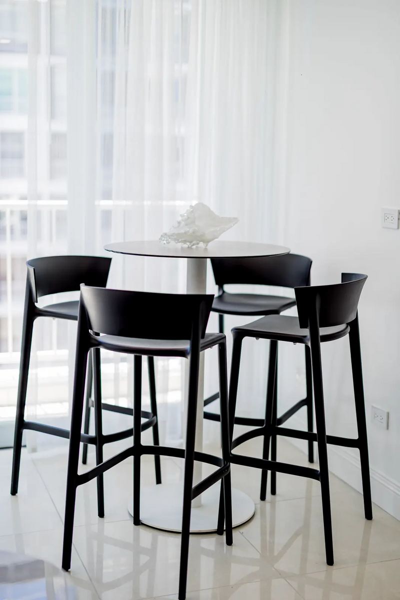 Maréa breakfast bar with two stools