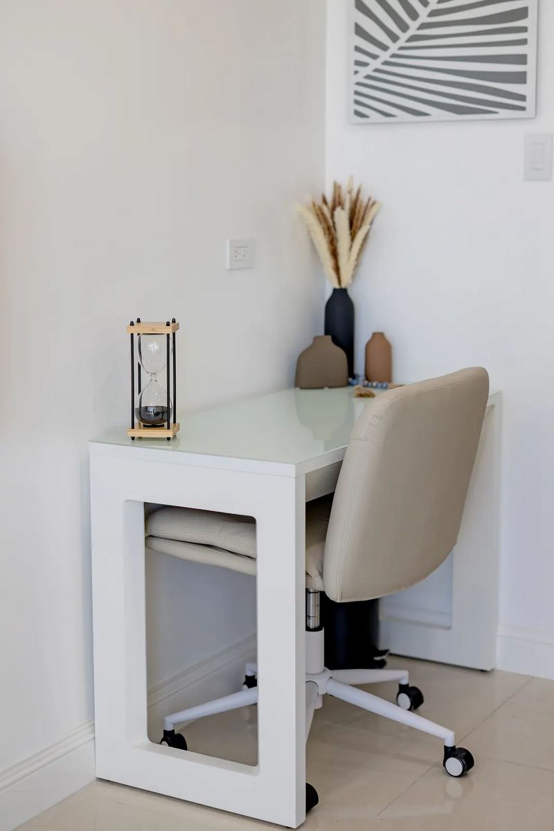 Maréa dedicated desk and chair