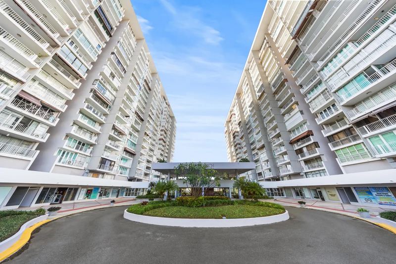 Drive and entrance between the oceanfront towers